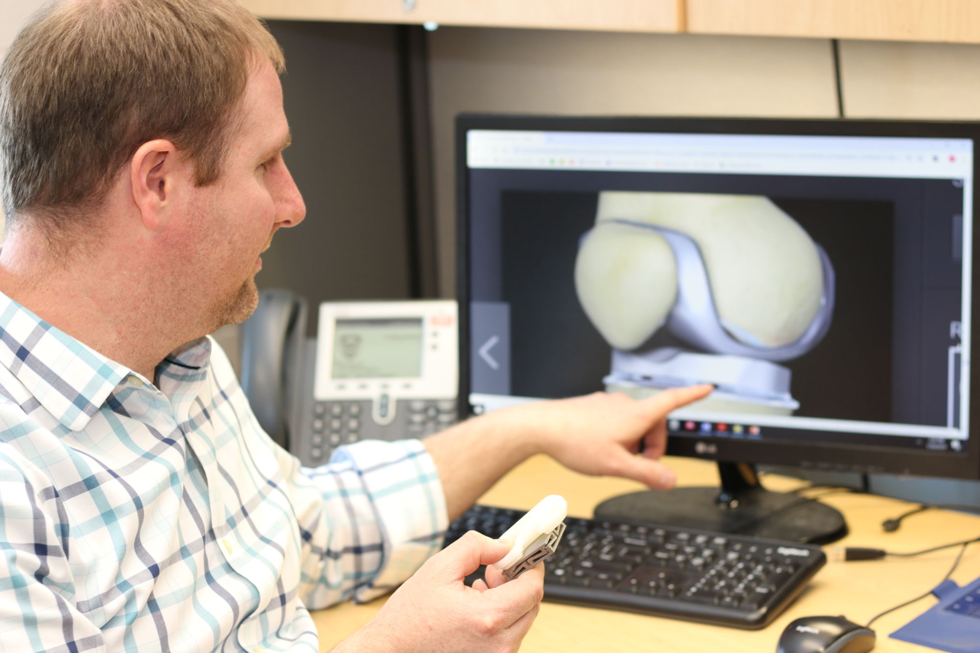 New self-powered, smart implant may greatly reduce knee replacement surgeries
